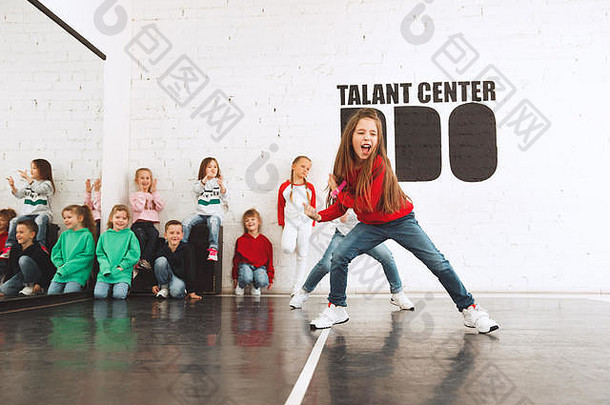 孩子们跳舞学校芭蕾舞嘻哈街时髦的现代舞者工作室背景孩子们显示有<strong>氧元素</strong>青少年臀部跳风格体育运动健身生活方式概念