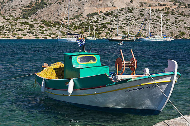 希腊西米岛上风景如画的伊亚洛斯港的渔船