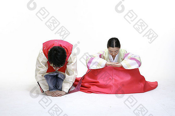 穿着传统韩式服装的年轻夫妇