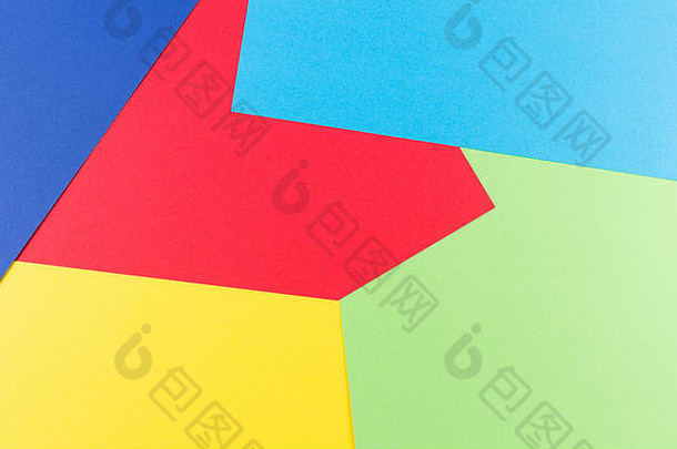 彩色纸，以黄色、绿色、红色和蓝调为背景