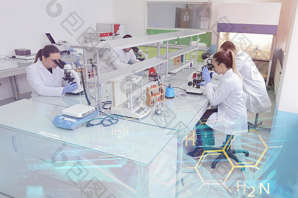集团年轻的实验室科学家们工作实验室测试管显微镜测试研究临床实验室科学化学生物测井