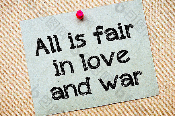 爱情和战争的信息都是公平的。钉在软木板上的再生纸条。概念形象