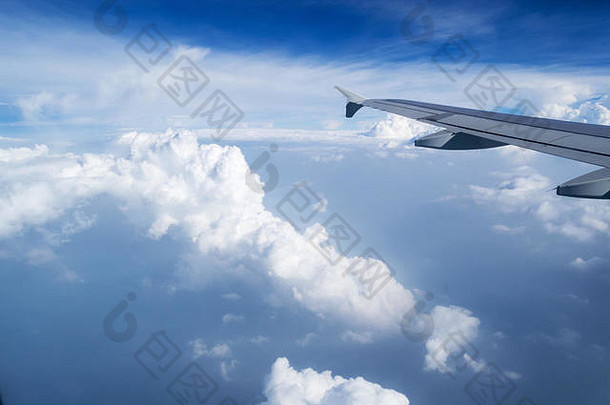 云海上的飞机机翼