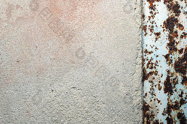 旧的水泥混凝土墙，有生锈的<strong>金属</strong>边缘。抽象纹理背景。