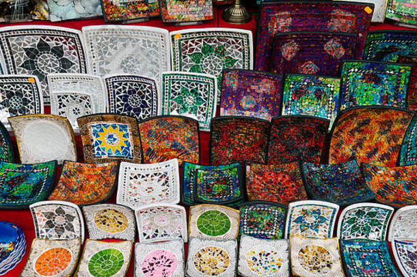 色彩斑斓的马赛克装饰盘子市场出售当地的街市场