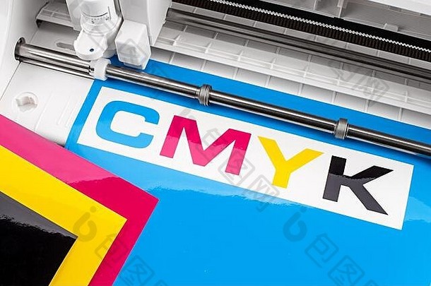 用绘图仪切割机在青蓝色乙烯基薄膜上制作CMYK贴纸广告行业diy设计概念背景。