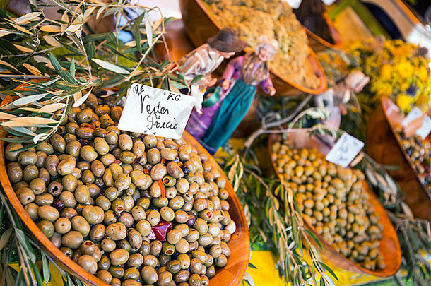 各种橄榄提供市场摊位博纳法国欧洲
