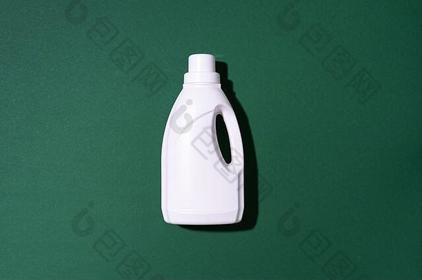 白色塑料瓶，清洁产品，家用化学品或<strong>洗衣液</strong>，绿色背景。顶视图。平铺。空间。清洁剂瓶。