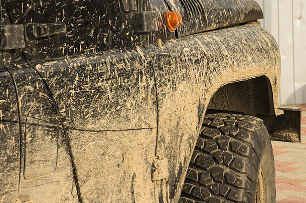 一辆车在泥泞中，越野后，特写
