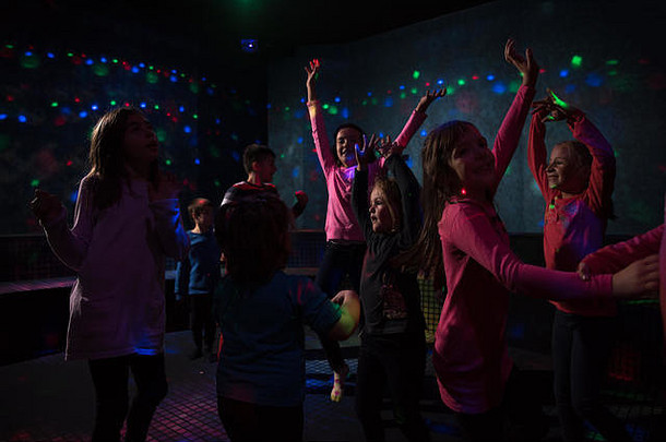 集团快乐的孩子们幸福的支出时间孩子们霓虹灯迪斯科聚会，派对