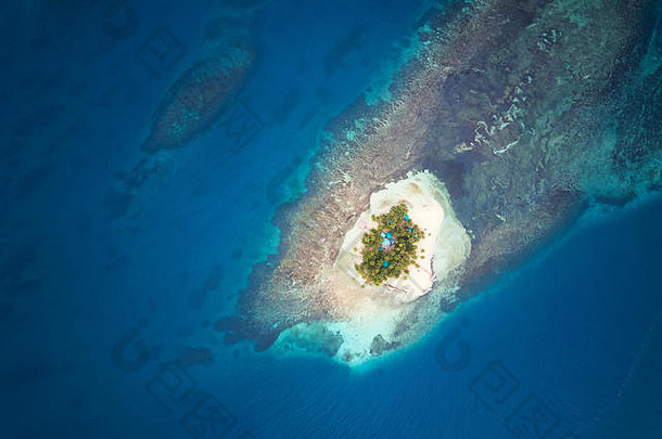 蓝色加勒比海上的私人岛屿俯瞰
