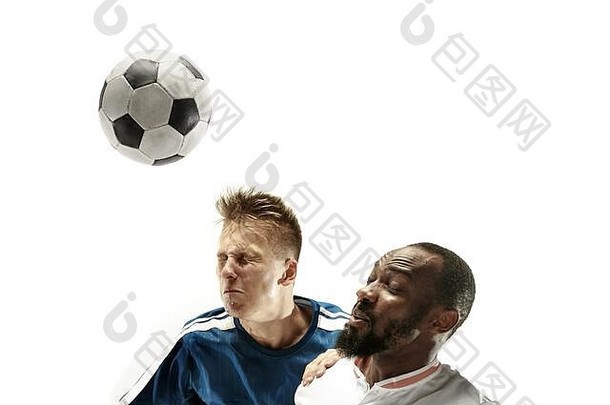 在白色背景上，情绪激动的男子在踢<strong>足球</strong>时，头部孤立地击球。<strong>足球</strong>、运动、面部表情、人类情感概念。空间。为目标而战。