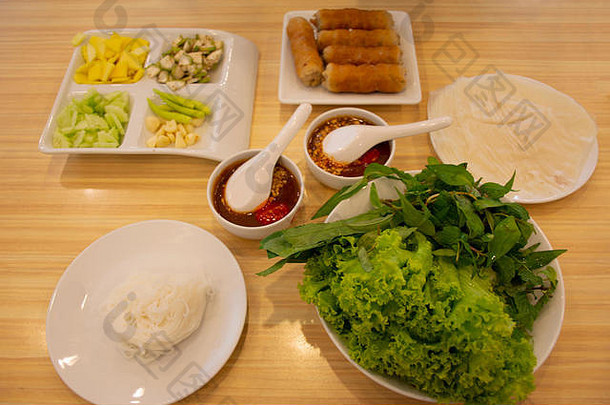 在乌顿乌顿塔尼市的当地餐厅，食物套装越南肉丸用水果和蔬菜包裹着nam neung或nam Neaung泰国风格的服务器