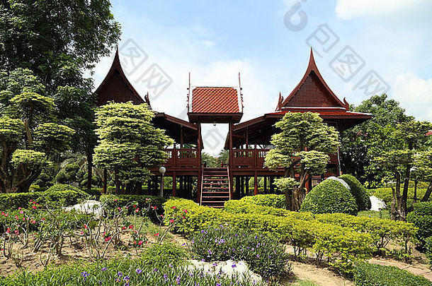 泰国经典风格木房子