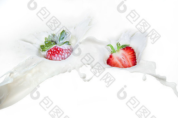 草莓掉进溅起的牛奶里。白色的隔离带。