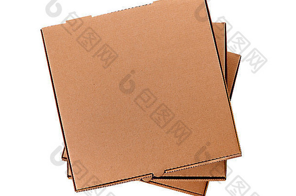 在白色背景下，三个普通的棕色比萨饼盒相互隔离。的空间。