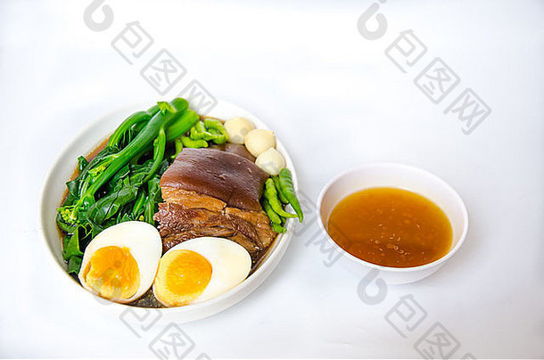 美味的泰国食物叫KHA MOO，由炖猪腿和鸡蛋蔬菜制成
