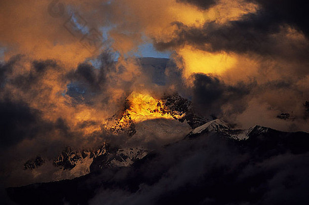 卡瓦卡波山位于云南和交界的美丽山脉中。