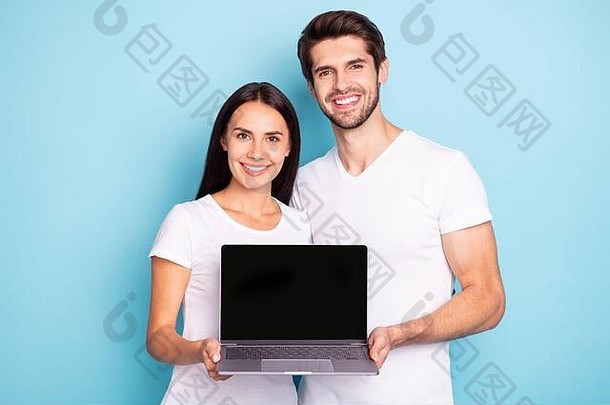 他/她漂亮、迷人、快乐的夫妇手牵手展示笔记本电脑屏幕新<strong>数码产品</strong>的特写照片