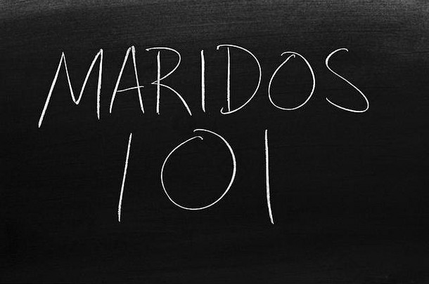 黑板上用粉笔写着马里多斯101