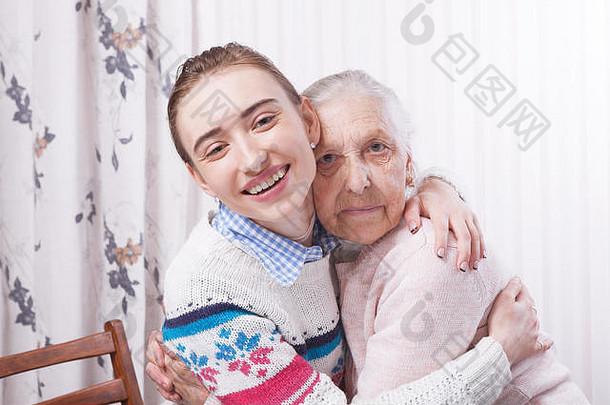 伸出援手，关爱老人的理念。在家中牵手的老人和护理者