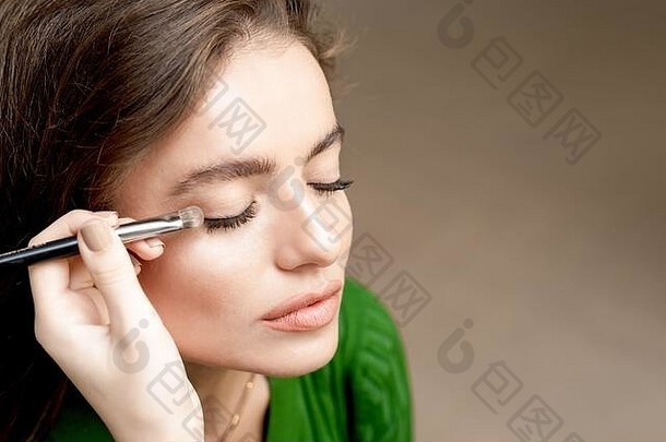关闭手化妆艺术家适用于眼影粉眼睛化妆复制空间