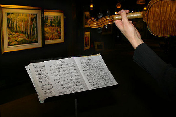 音乐家在美术馆展览中娱乐