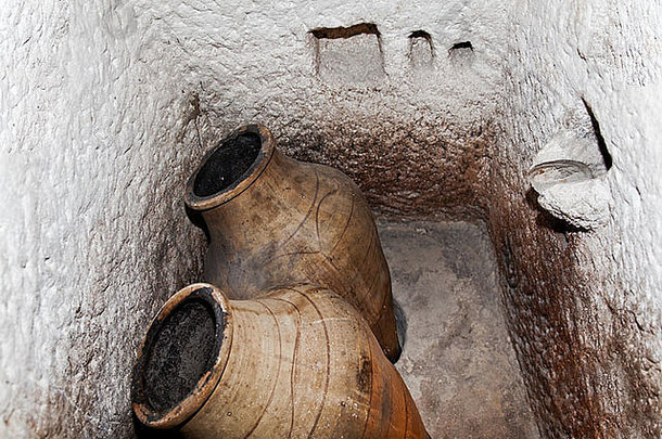 古老的遗迹罗马时代室内浴室雕刻石灰石洞穴水骨灰盒水航空公司岩架化妆品