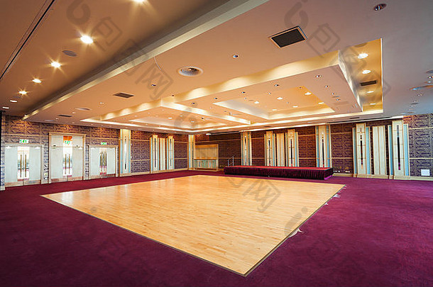 巨大的大厅室内木跳舞地板上<strong>红色</strong>的<strong>地毯</strong>天花板灯酒店