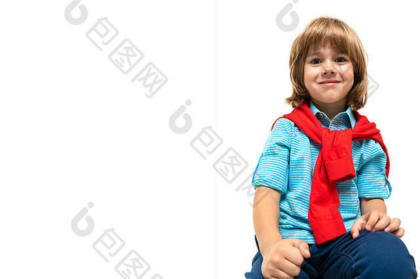 一个白人小男孩坐在椅子上，脖子上挂着红色的汗珠，背景是白色的