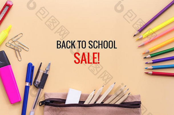 欢迎回到学校销售背景，黄色背景上的彩色铅笔和文具袋，带复印空间