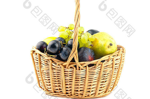 不同的水果在柳条筐上隔离在白色