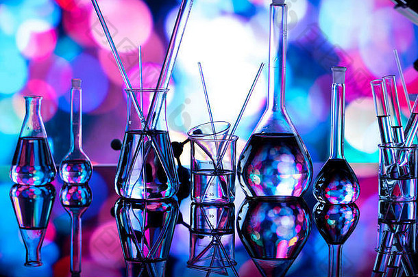 现代实验室设备集玻璃器皿蓝色的背景