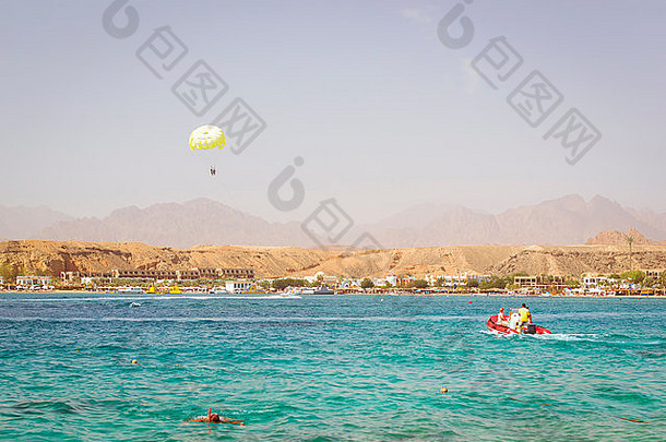 沙姆谢赫。埃及2月跳伞海拖船快乐夫妇飞行降落伞