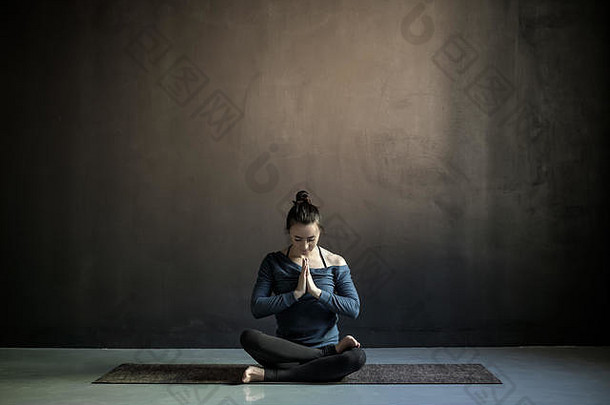 女人准备实践瑜伽坐着冥想会话