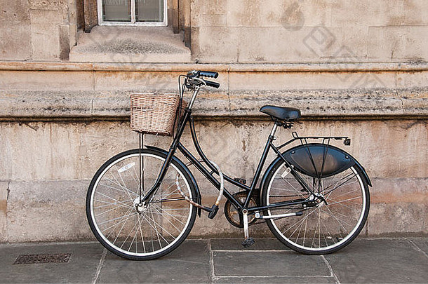 <strong>英国剑桥大学</strong>外的一辆老式自行车