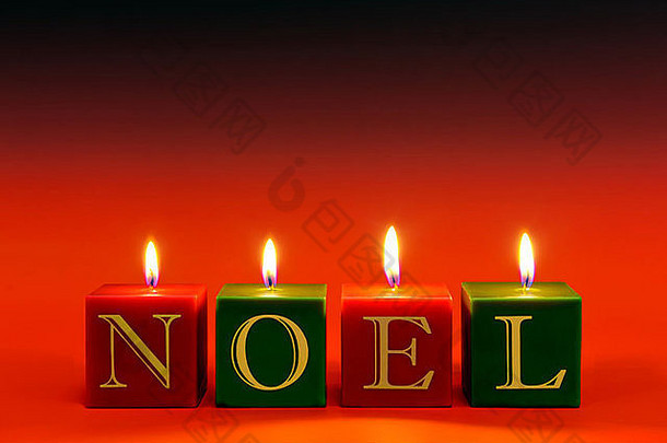 在红色刻度背景下燃烧的拼写“NOEL”一词的蜡烛。