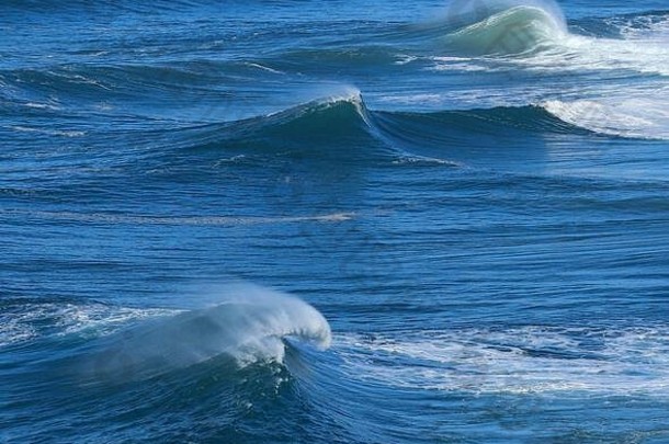 冲浪地点，大西洋上波涛汹涌，美丽绝伦。