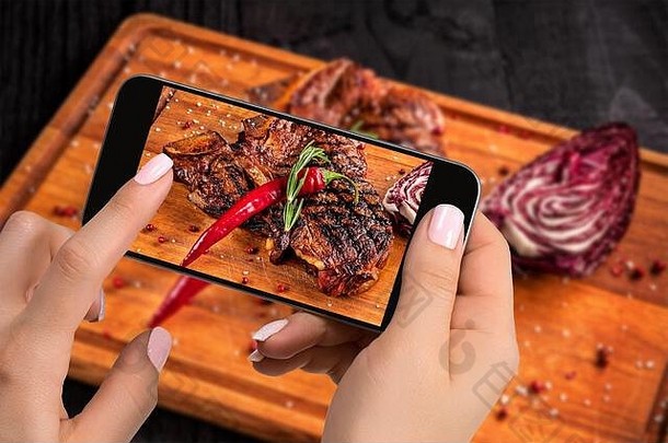 拍摄食物概念旅游需要图片即食牛肉牛排菜切割木董事会智能手机
