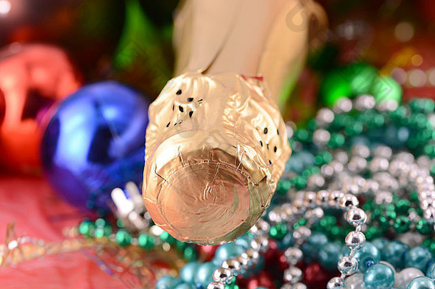 带<strong>酒</strong>瓶和珍珠的圣诞节背景