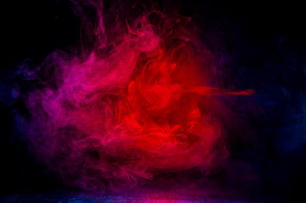 暗背景下的红色和蓝色烟雾图案