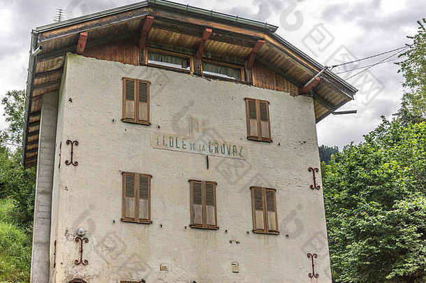 位于法国阿尔卑斯山的一所古老的学校，沿着Tour du Mont Blanc徒步旅行路线。