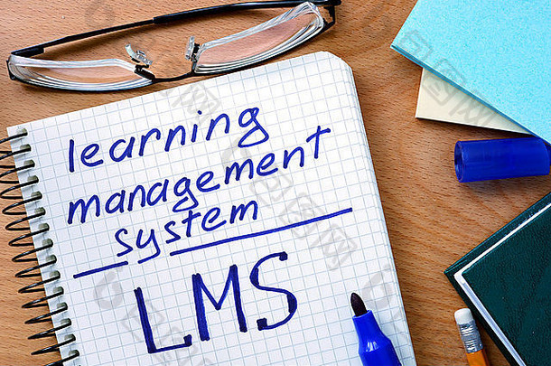 带有学习管理系统LMS的记事本，放在办公室木桌上。