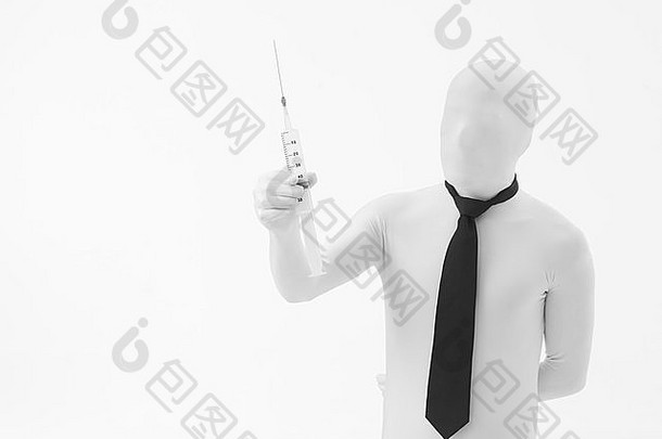 一个身穿白色衣服、打着黑色领带、手持巨大注射器的无名男子