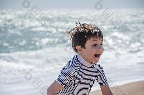年轻的孩子戏剧海滩关闭波卷沙子