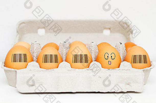 从一开始就不同。所有鸡蛋都有相同的条形码，除了露出舌头和微笑的一个。