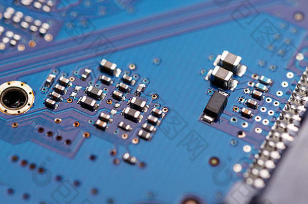 蓝色电路板上的微器代表着<strong>高科技产业</strong>和计算机科学