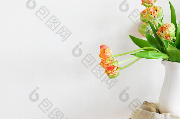 静物画与郁金香花束在木制乡村椅子上的白色花瓶