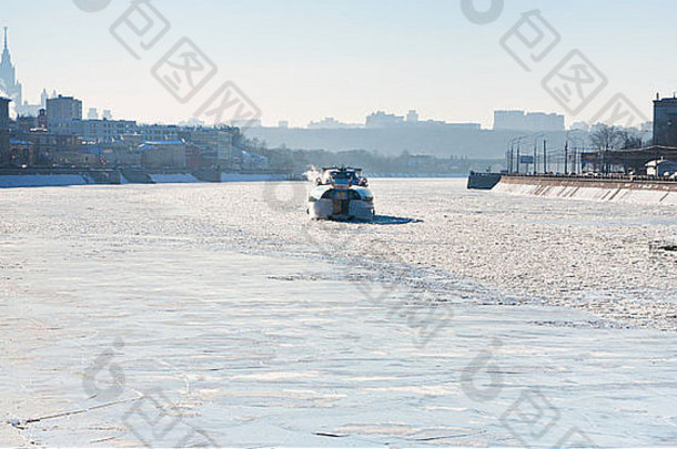 阳光明媚的冬日，冰冻的莫斯科河上的冰船