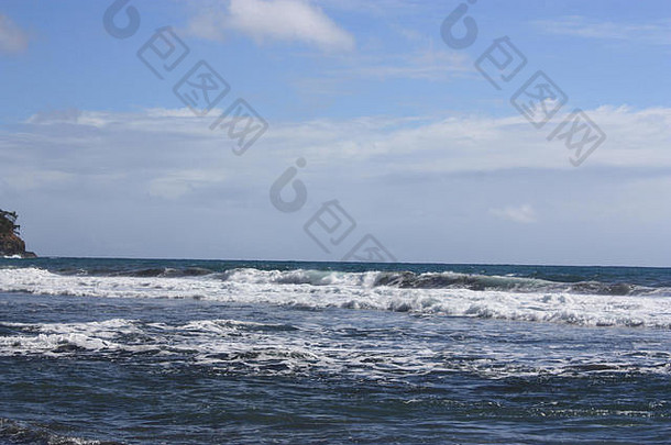 在美国夏威夷海岸线外的太平洋上，波涛滚滚并撞击着充满活力的蓝色海水